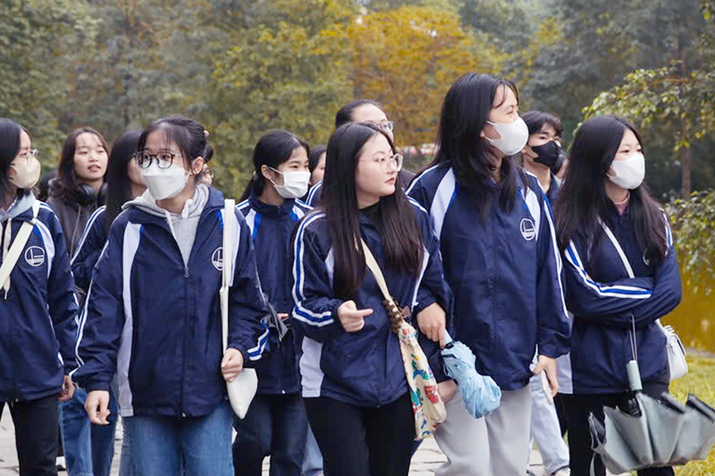 Sinh viên ĐHQG Hà Nội mặc đồng phục trong không khí se lạnh, đón gió mùa về.