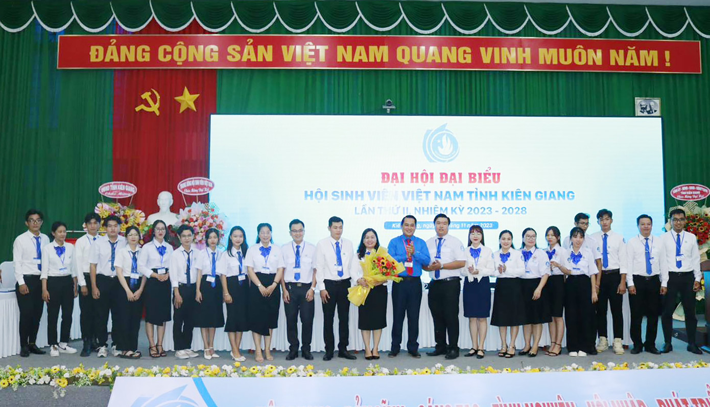 Ban Chấp hành Hội Sinh viên tỉnh Kiên Giang ra mắt Đại hội.