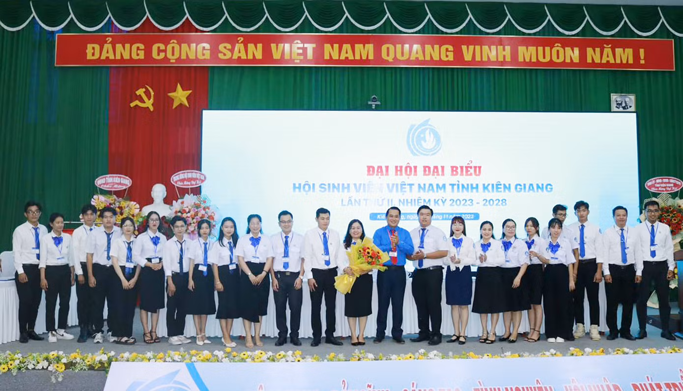 Ban Chấp hành Hội Sinh viên tỉnh Kiên Giang ra mắt Đại hội.