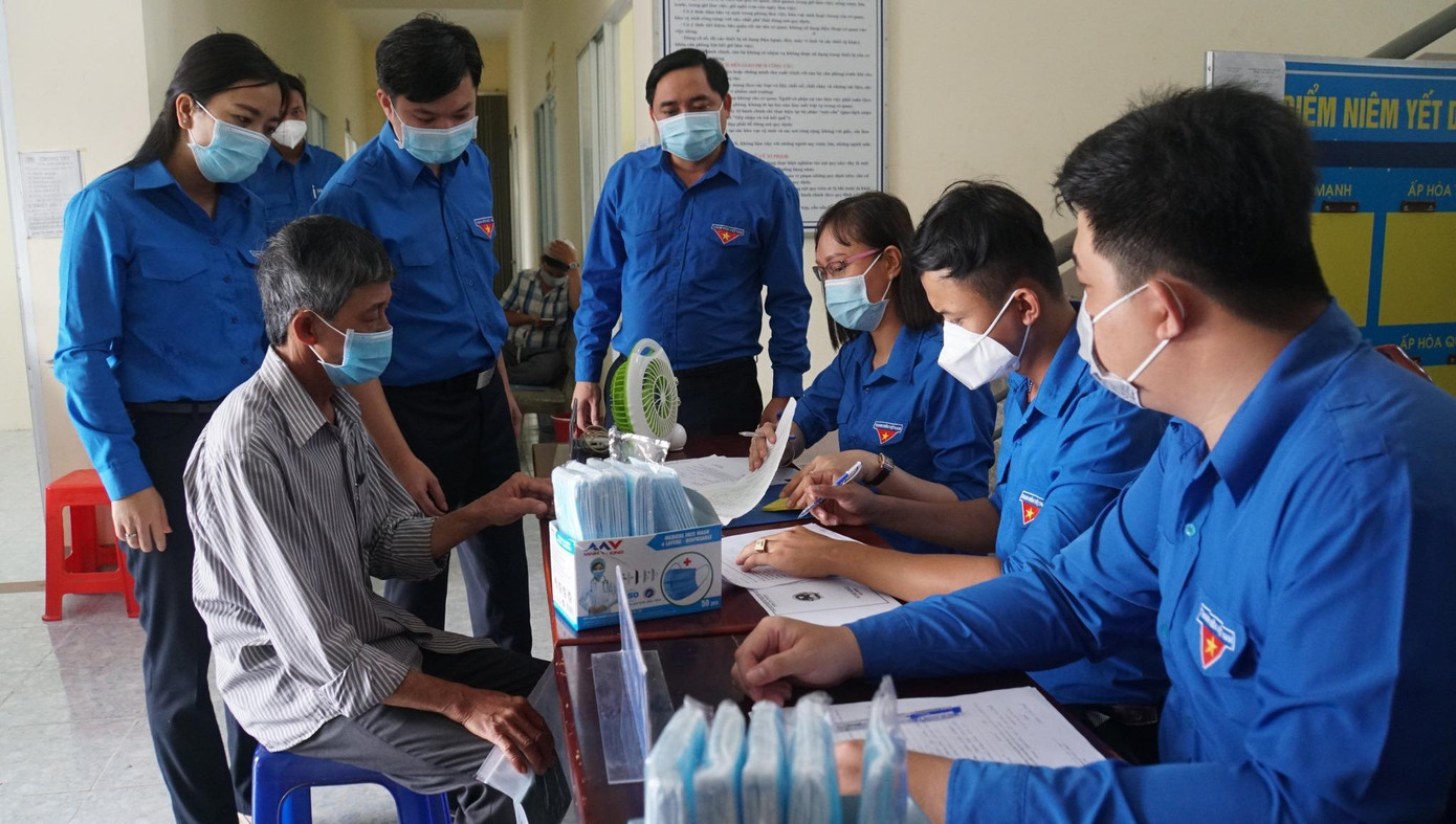 Thăm và động viên các chiến sĩ tình nguyện hỗ trợ người dân giải quyết các thủ tục hành chính tại địa phương.