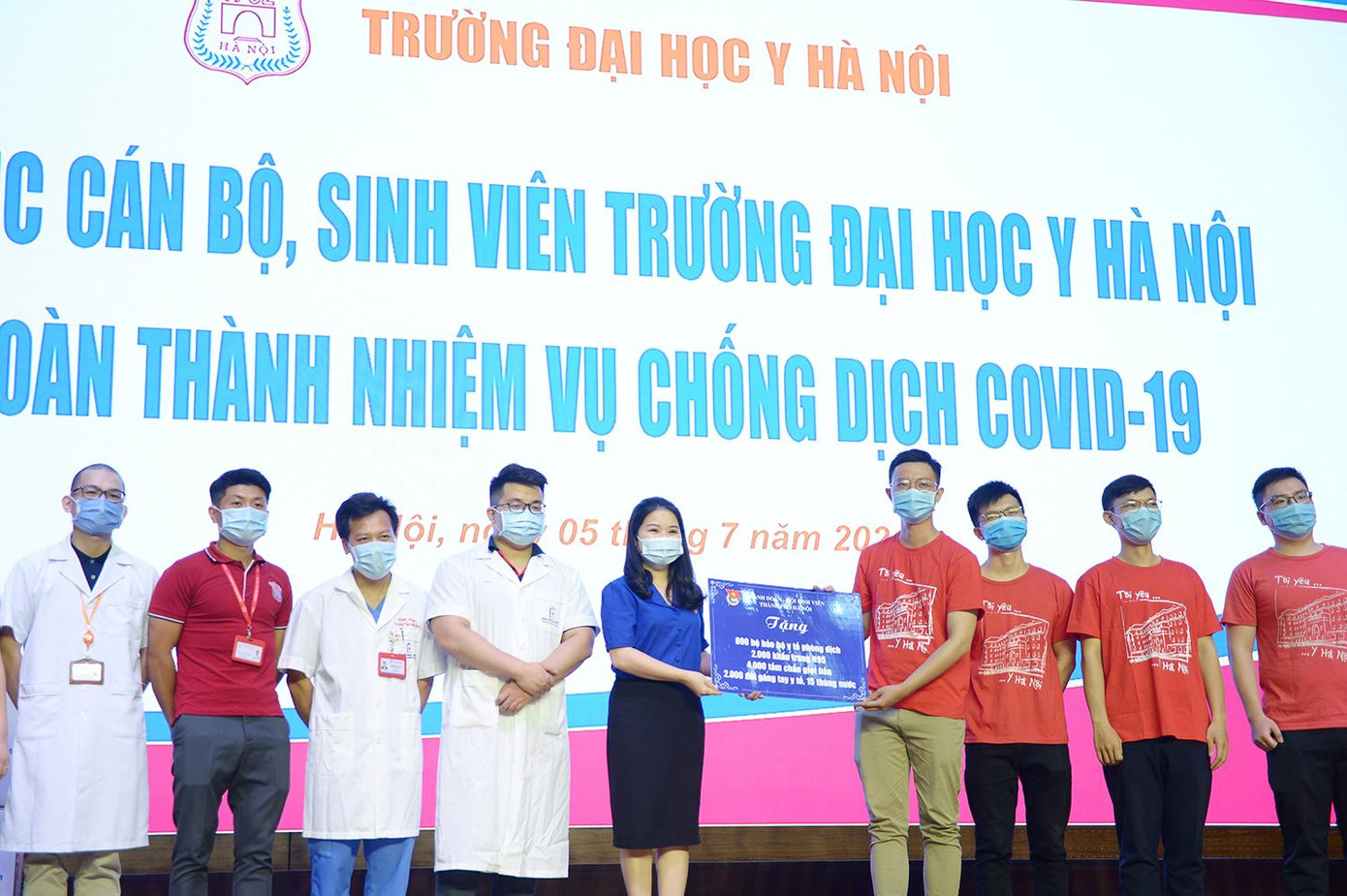 Chị Chu Hồng Minh, Bí thư Thành Đoàn Hà Nội tặng quà hỗ trợ sinh viên trường ĐH Y Hà Nội lên đường tình nguyện tại tỉnh Bình Dương.