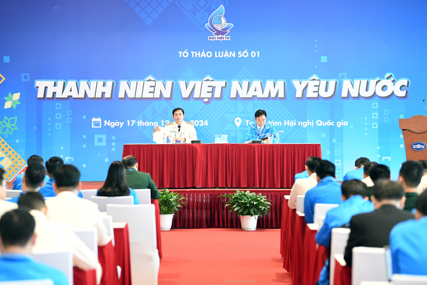 Tổ thảo luận số 01, với chủ đề “Thanh niên Việt Nam yêu nước”. Ảnh: DƯƠNG TRIỀU