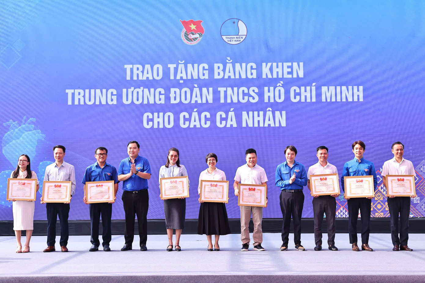 14 tập thể và 16 cá nhân có thành tích xuất sắc trong triển khai Hành trình được Ban Bí thư T.Ư Đoàn biểu dương và tặng Bằng khen. 14 tập thể và 16 cá nhân có thành tích xuất sắc trong triển khai Hành trình được Ban Bí thư T.Ư Đoàn biểu dương và tặng Bằng khen.