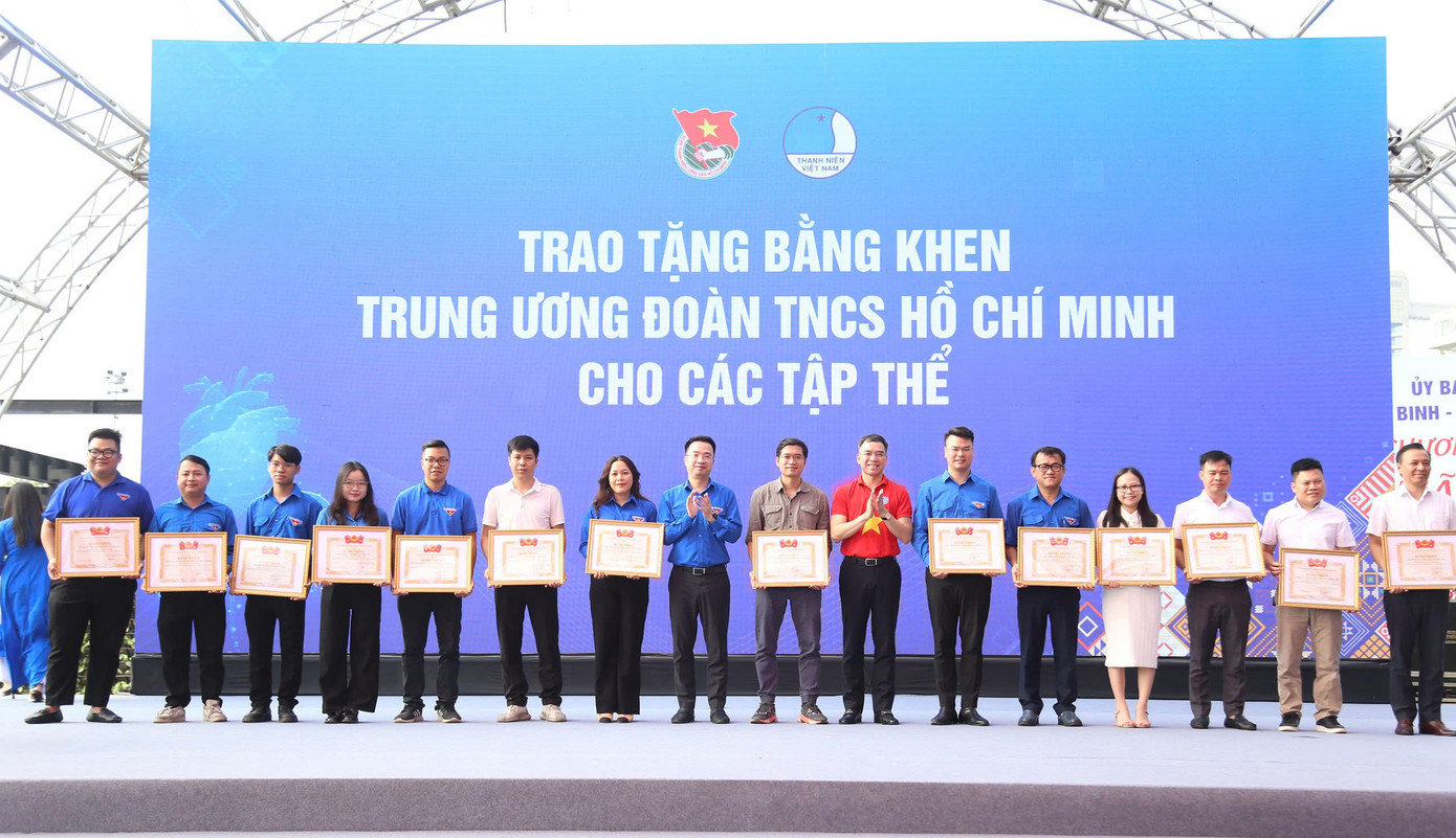 Trao Bằng khen cho các tập thể có thành tích xuất sắc trong triển khai Hành trình. Trao Bằng khen cho các tập thể có thành tích xuất sắc trong triển khai Hành trình.