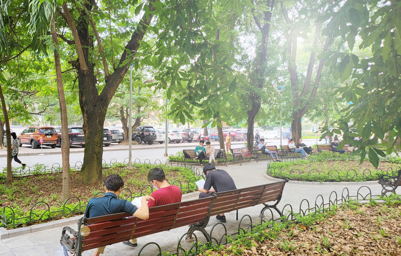 Một số bạn sinh viên trường ĐH Y Hà Nội lại chọn khuôn viên trường làm nơi tránh nóng. Một số bạn sinh viên trường ĐH Y Hà Nội lại chọn khuôn viên trường làm nơi tránh nóng.