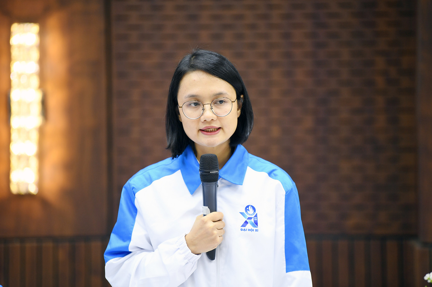 Chị Trần Thu Hà - Phó Bí thư Thành Đoàn, Chủ tịch Hội Sinh viên TP. Hồ Chí Minh chia sẻ tại Hội nghị.