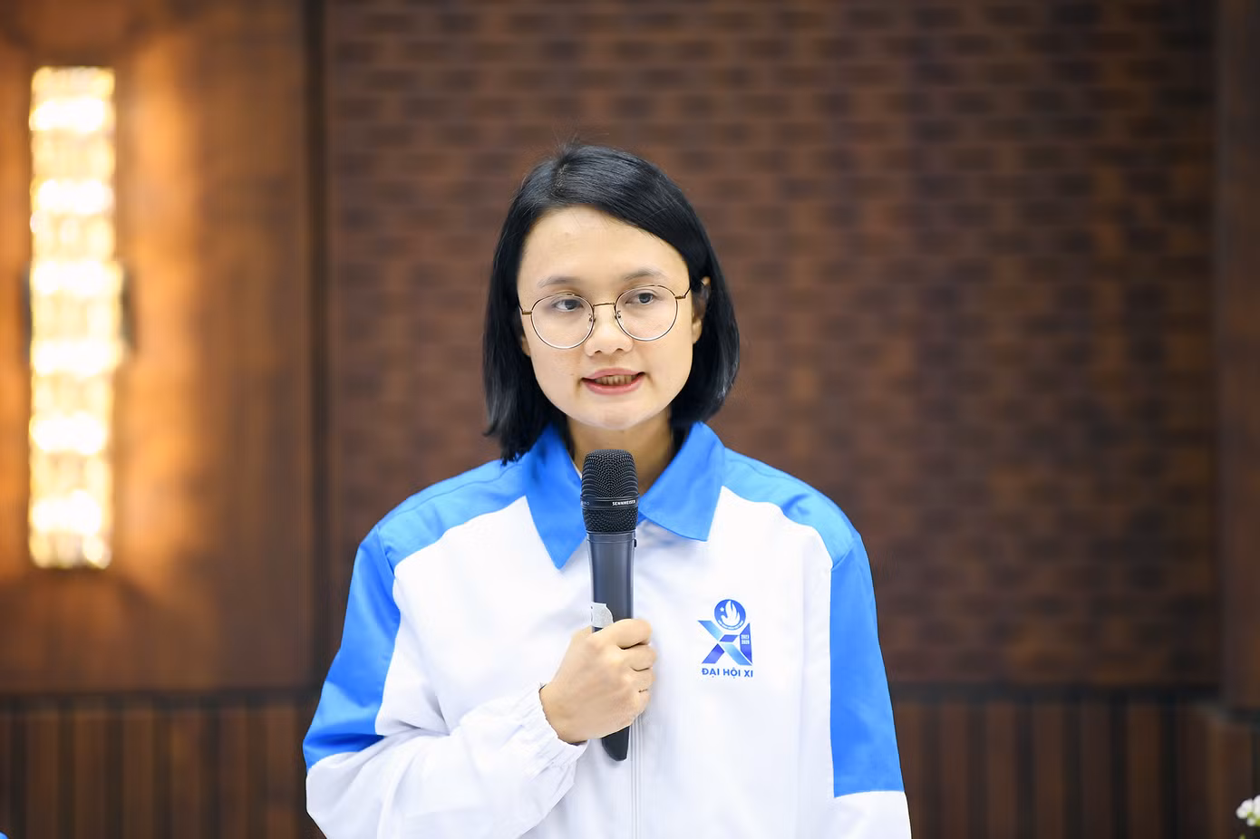 Chị Trần Thu Hà - Phó Bí thư Thành Đoàn, Chủ tịch Hội Sinh viên TP. Hồ Chí Minh chia sẻ tại Hội nghị.
