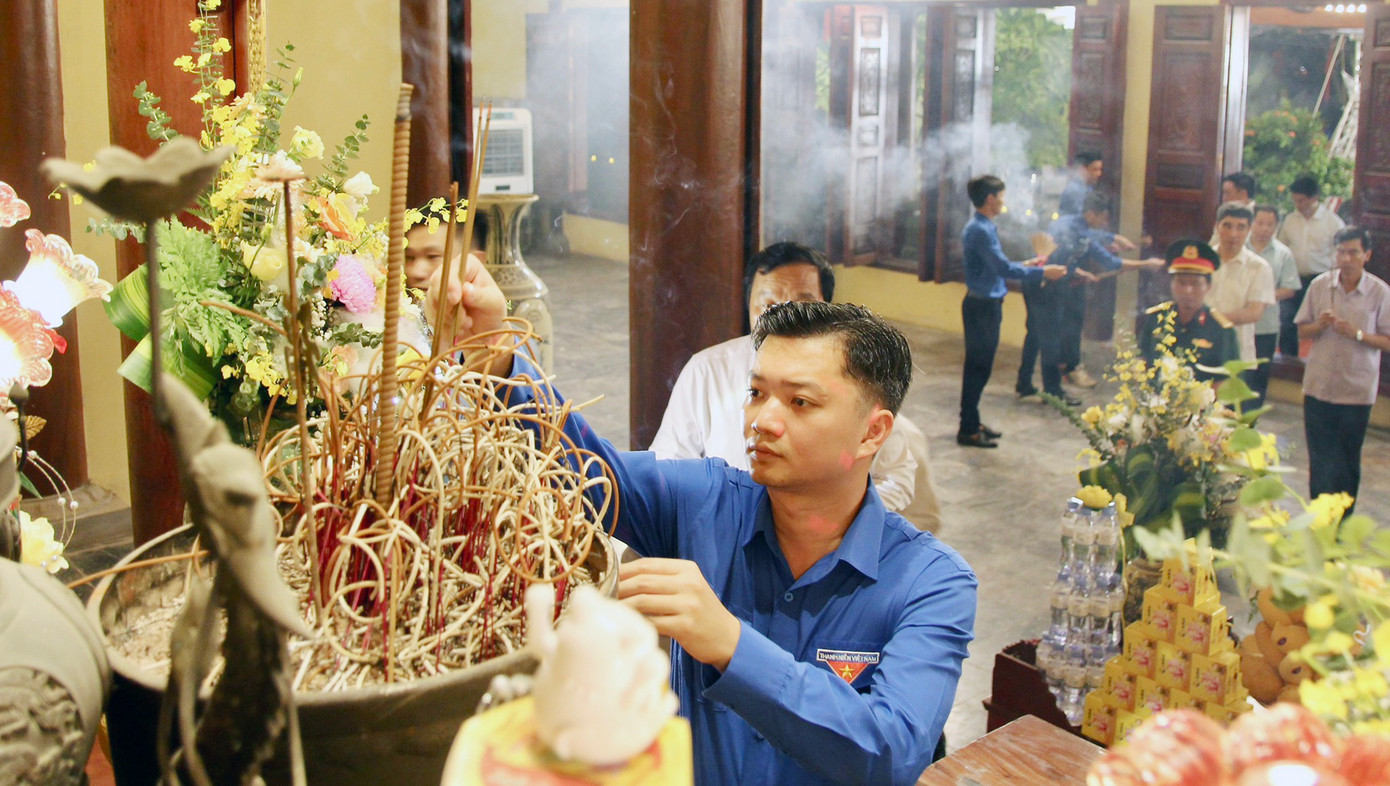 Anh Nguyễn Minh Triết – Bí thư T.Ư Đoàn, Chủ tịch T.Ư Hội Sinh viên Việt Nam, thắp hương tri ân các anh hùng liệt sĩ. Anh Nguyễn Minh Triết – Bí thư T.Ư Đoàn, Chủ tịch T.Ư Hội Sinh viên Việt Nam, thắp hương tri ân các anh hùng liệt sĩ.