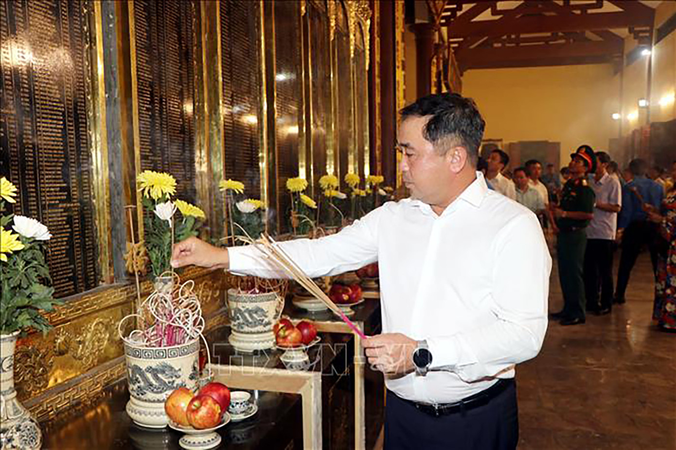 Ủy viên T.Ư Đảng, Bí thư Tỉnh ủy Hải Dương Trần Đức Thắng dâng hương tưởng niệm các Anh hùng liệt sĩ. Ảnh: Mạnh Tú/TTXVN Ủy viên T.Ư Đảng, Bí thư Tỉnh ủy Hải Dương Trần Đức Thắng dâng hương tưởng niệm các Anh hùng liệt sĩ. Ảnh: Mạnh Tú/TTXVN