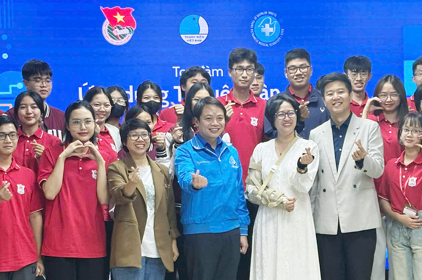 Toạ đàm thu hút đông đảo các bạn trẻ tham gia.