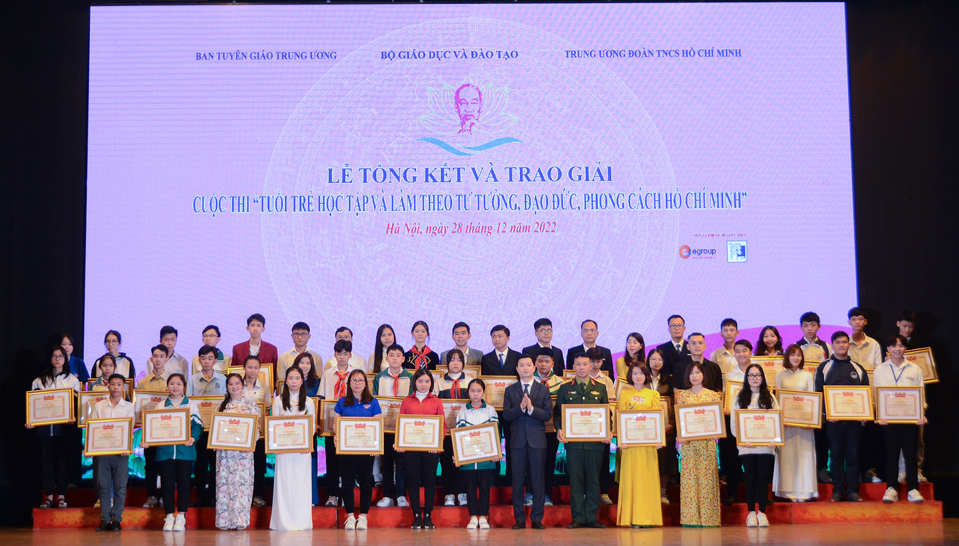 Ban Tổ chức tặng Bằng khen cho các thí sinh đoạt giải Cuộc thi. Ban Tổ chức tặng Bằng khen cho các thí sinh đoạt giải Cuộc thi.