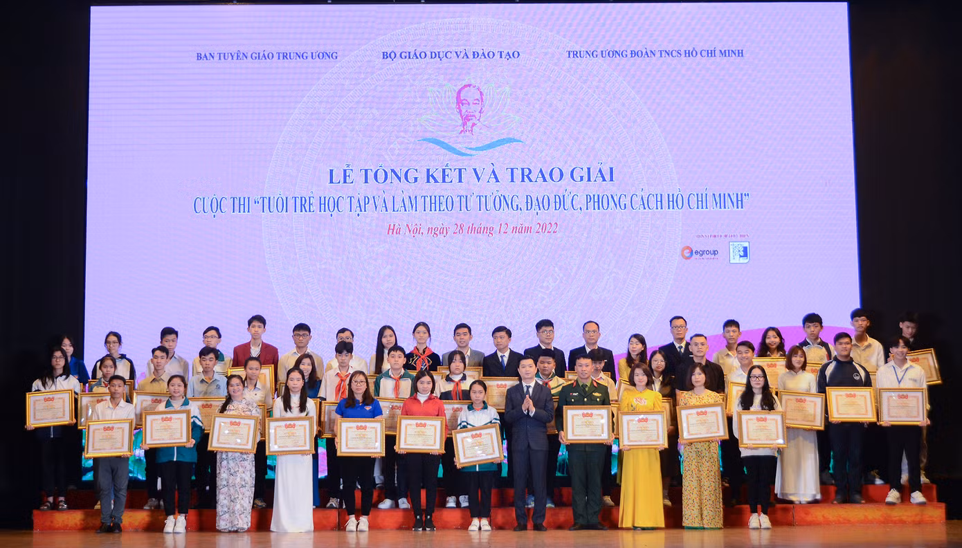 Ban Tổ chức tặng Bằng khen cho các thí sinh đoạt giải Cuộc thi.