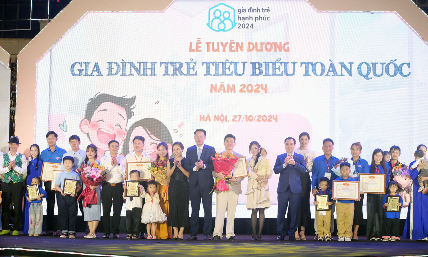 10 Gia đình trẻ được vinh danh trong “Ngày hội Gia đình trẻ hạnh phúc 2024” tại Thủ đô.