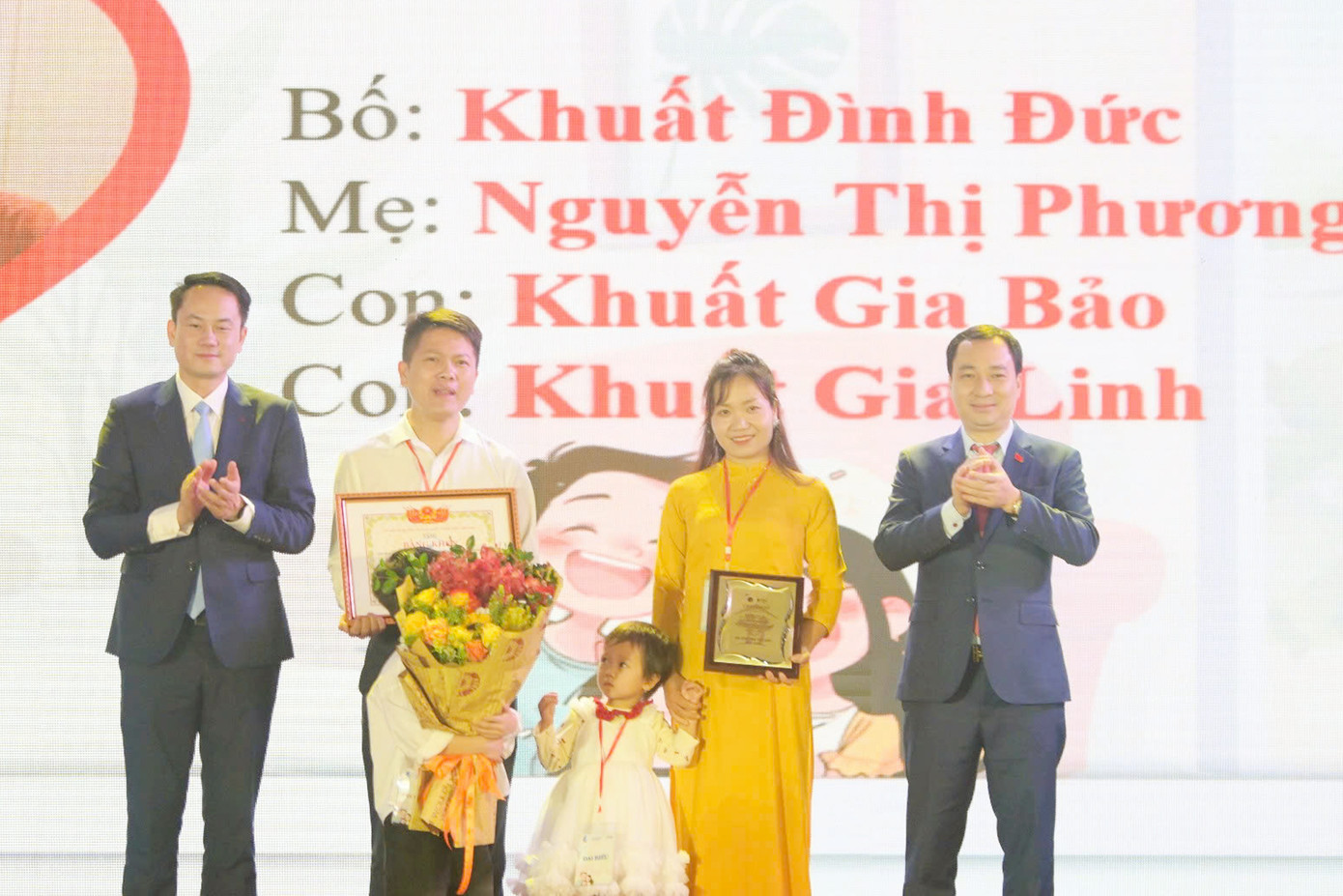 Đại diện Ban Tổ chức chương trình trao Bằng khen của T.Ư Hội LHTN Việt Nam và quà tặng từ chương trình.