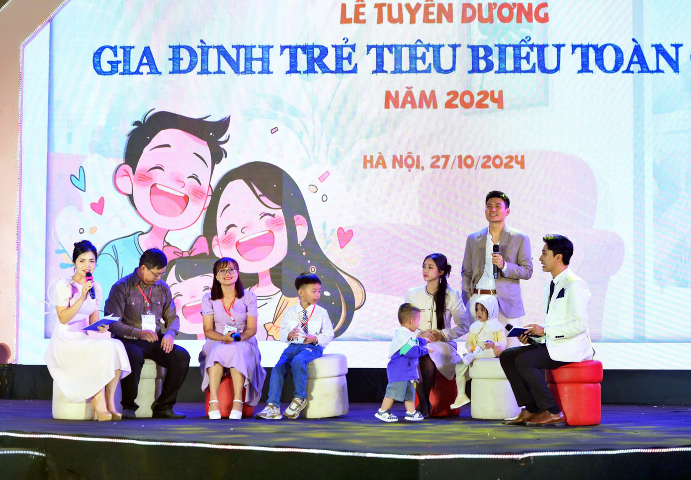 Các gia đình trẻ hạnh phúc chia sẻ tại chương trình.