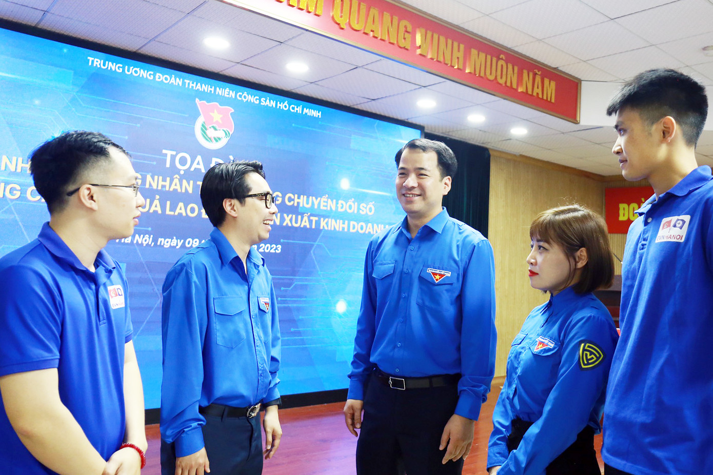 Anh Ngô Văn Cương - Bí thư T.Ư Đoàn trao đổi với đoàn viên, thanh niên tại chương trình.