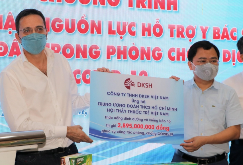 Bí thư thứ nhất T.Ư Đoàn Nguyễn Anh Tuấn (bên phải) tiếp nhận nguồn lực từ doanh nghiệp hỗ trợ. Bí thư Thứ nhất BCH Trung ương Đoàn