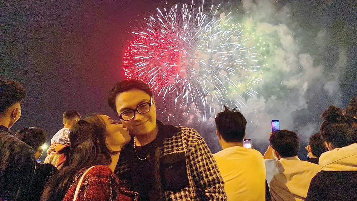 Một cặp đôi với khoảnh khắc ngọt ngào trong Năm mới. Một cặp đôi với khoảnh khắc ngọt ngào trong Năm mới.