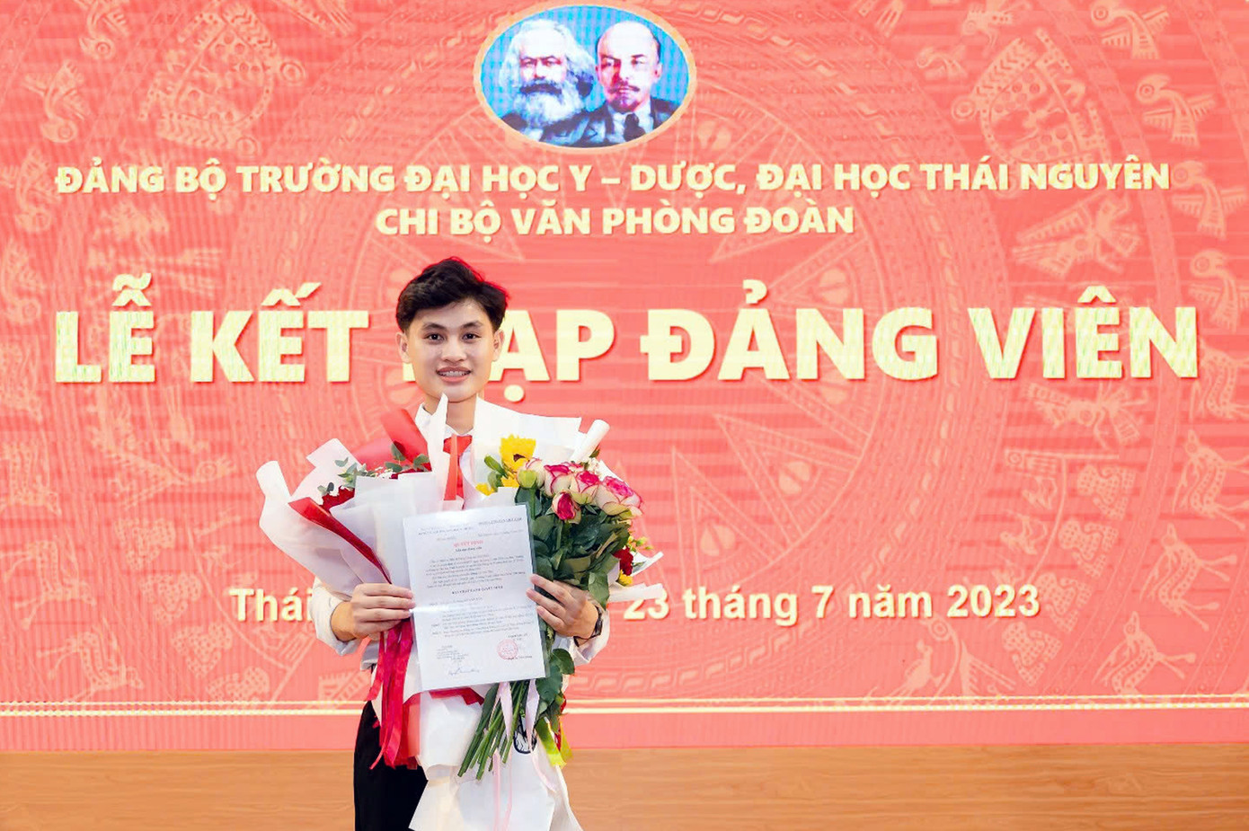 Nam sinh người Sơn La được kết nạp Đảng tháng 7/2023. Nam sinh người Sơn La được kết nạp Đảng tháng 7/2023.