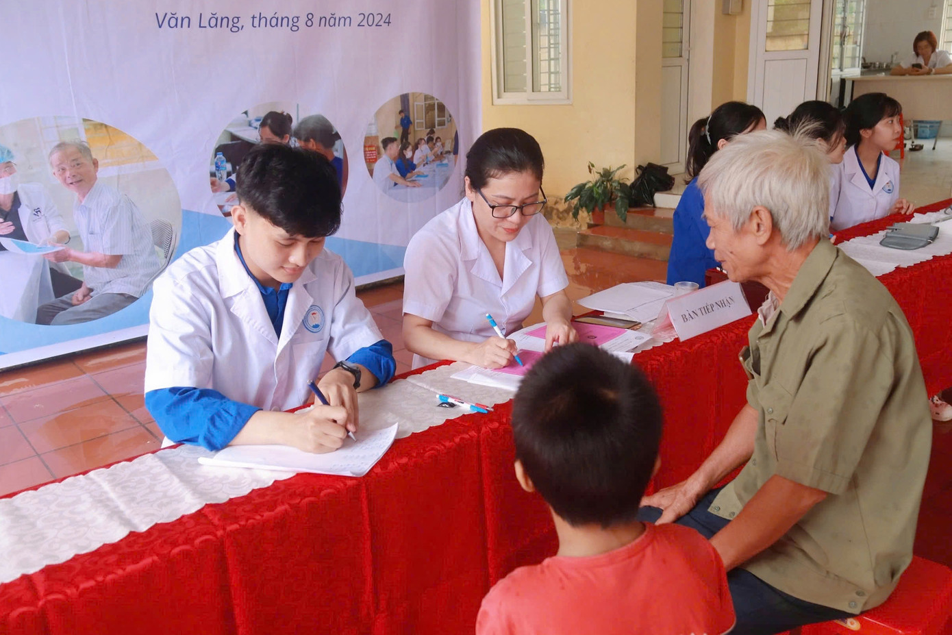 Lò Văn Tân tham gia nhiệt tình trong các hoạt động tình nguyện. Lò Văn Tân tham gia nhiệt tình trong các hoạt động tình nguyện.