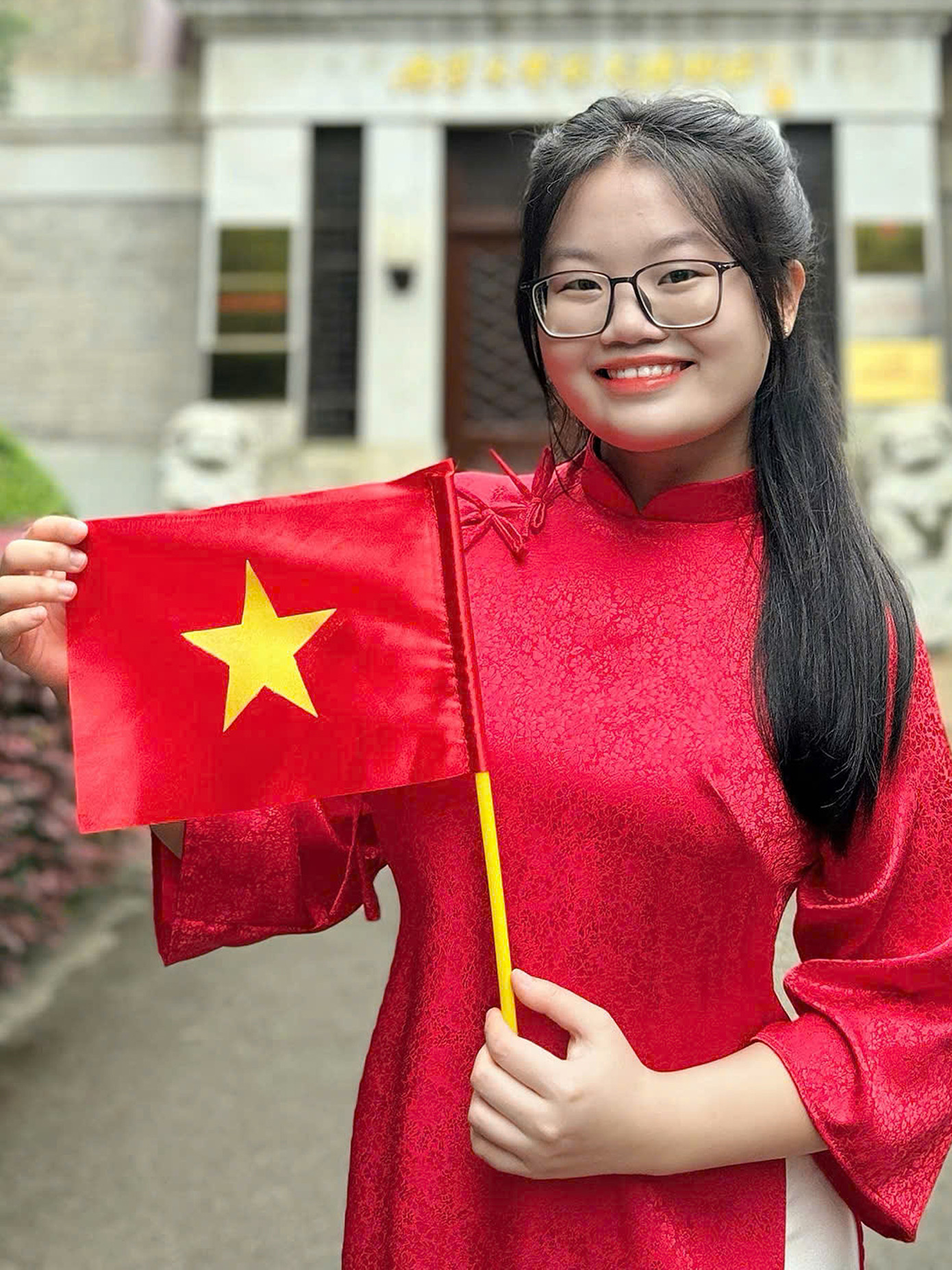 Trần Đặng Như Quỳnh (năm thứ nhất, ngành Ngôn ngữ Hán, ĐH Nam Kinh, Trung Quốc). Trần Đặng Như Quỳnh (năm thứ nhất, ngành Ngôn ngữ Hán, ĐH Nam Kinh, Trung Quốc).