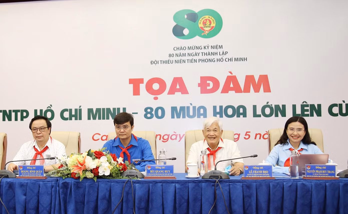 Các đại biểu chủ trì hội nghị.
