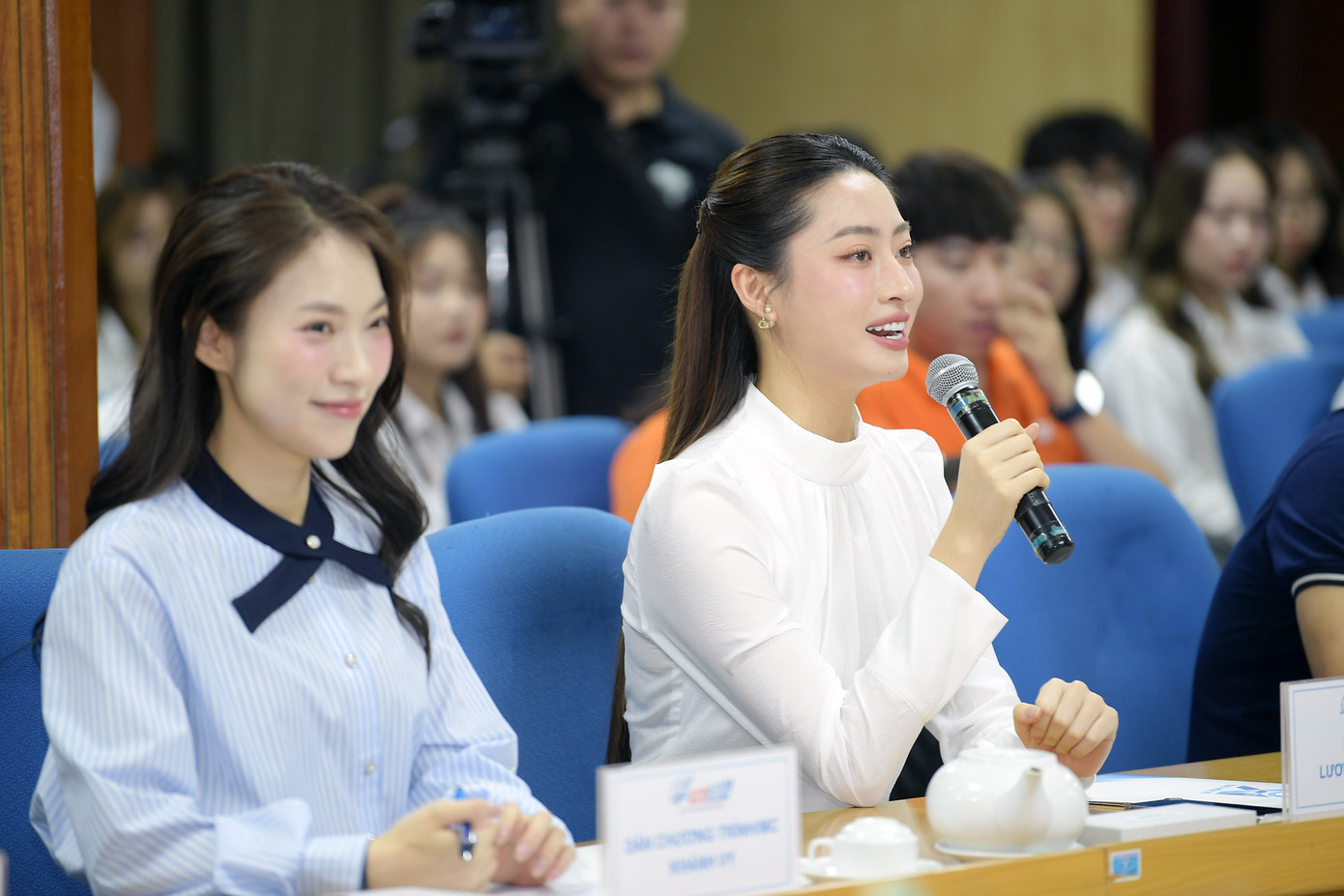 Hoa hậu Lương Thuỳ Linh chia sẻ tại chương trình.