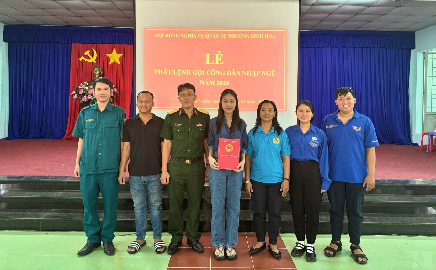 Lê Thị Thuỳ Linh nhận giấy gọi nhập ngũ năm 2024.