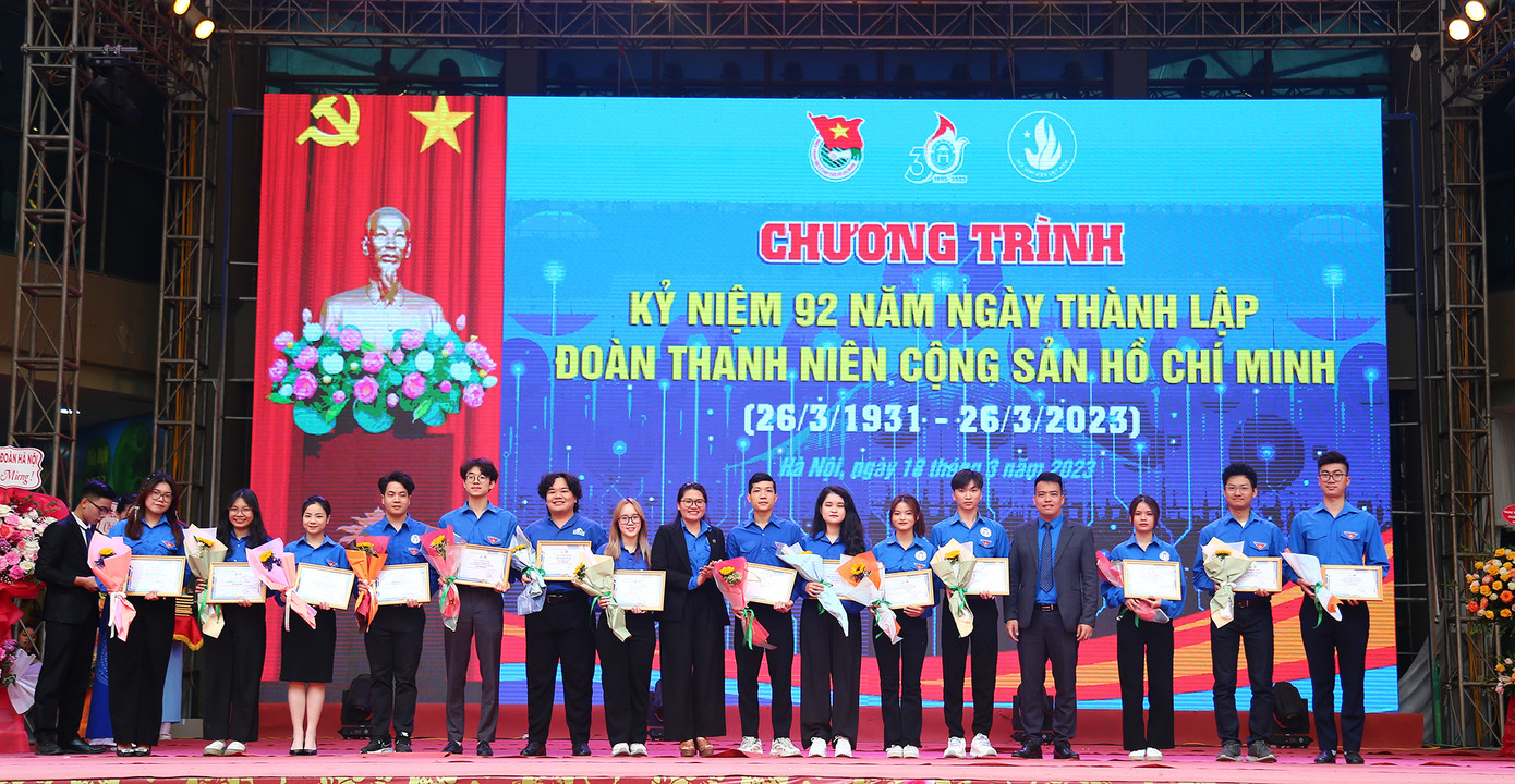 Trường ĐH Mở Hà Nội, đã vinh danh 45 cán bộ đoàn tiêu biểu, có đóng góp tích cực trong phong trào đoàn.