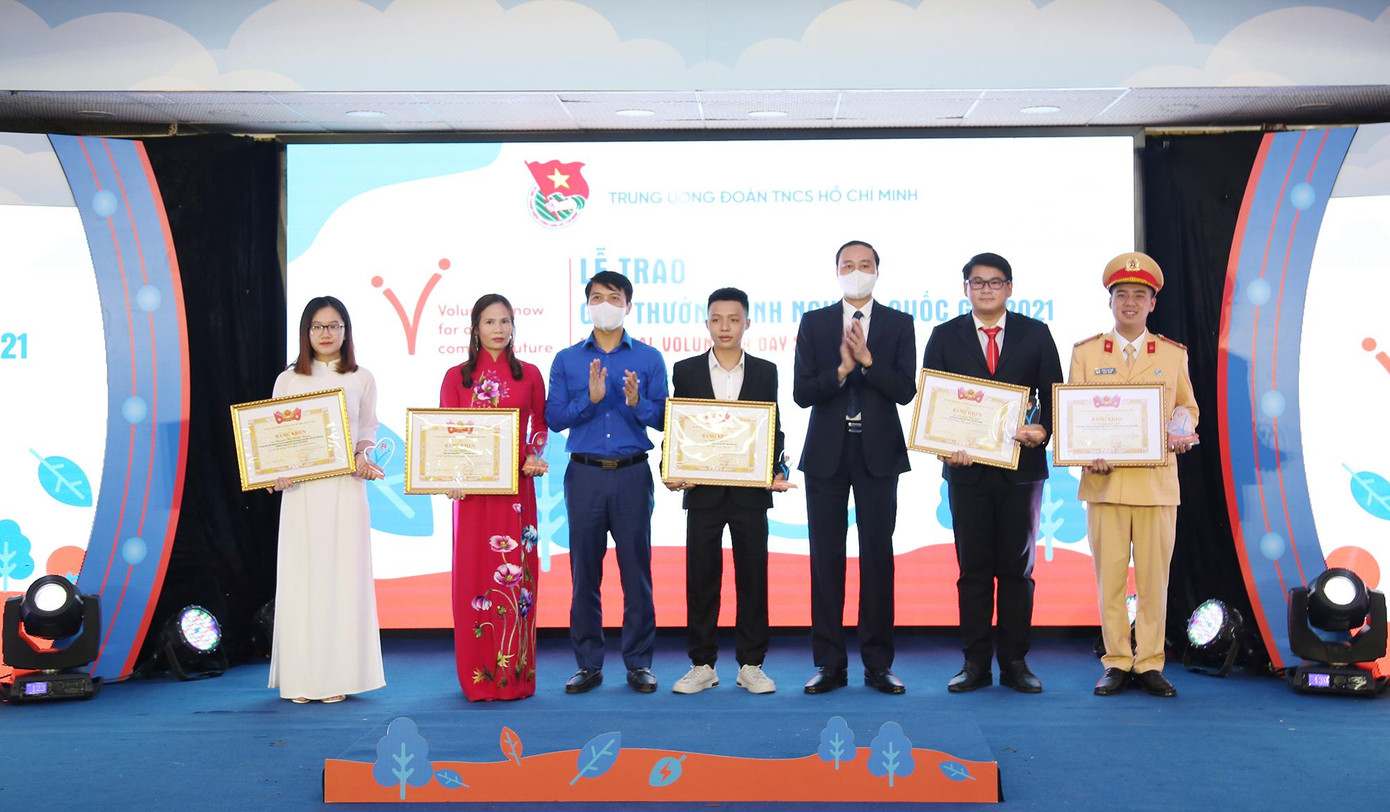 Ông Phùng Khánh Tài - Phó Chủ tịch Ủy ban T.Ư MTTQ Việt Nam và anh Nguyễn Ngọc Lương - Bí thư T.Ư Đoàn, Chủ tịch T.Ư Hội LHTN Việt Nam trao giải thưởng Tình nguyện Quốc gia năm 2021 cho các cá nhân xuất sắc. Ông Phùng Khánh Tài - Phó Chủ tịch Ủy ban T.Ư MTTQ Việt Nam và anh Nguyễn Ngọc Lương - Bí thư T.Ư Đoàn, Chủ tịch T.Ư Hội LHTN Việt Nam trao giải thưởng Tình nguyện Quốc gia năm 2021 cho các cá nhân xuất sắc.
