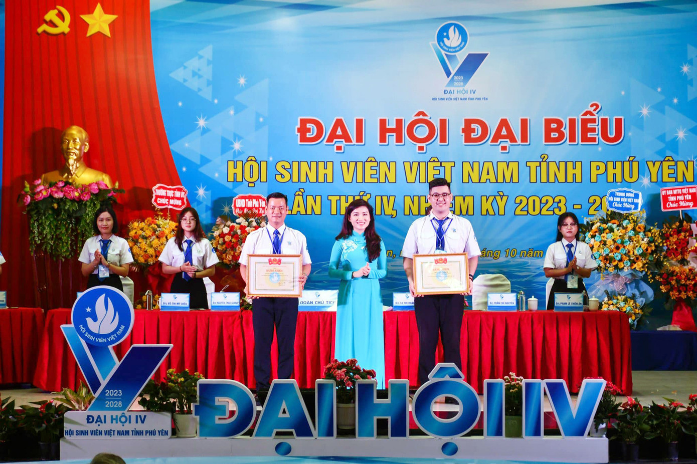 T.Ư Hội Sinh viên Việt Nam đã trao tặng Bằng khen cho 1 tập thể và 1 cá nhân có thành tích xuất sắc trong công tác Hội. T.Ư Hội Sinh viên Việt Nam đã trao tặng Bằng khen cho 1 tập thể và 1 cá nhân có thành tích xuất sắc trong công tác Hội.