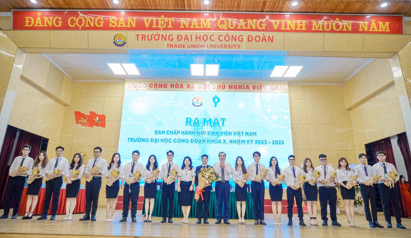 Ban Chấp hành, Hội Sinh viên trường ĐH Công đoàn ra mắt tại Đại hội.