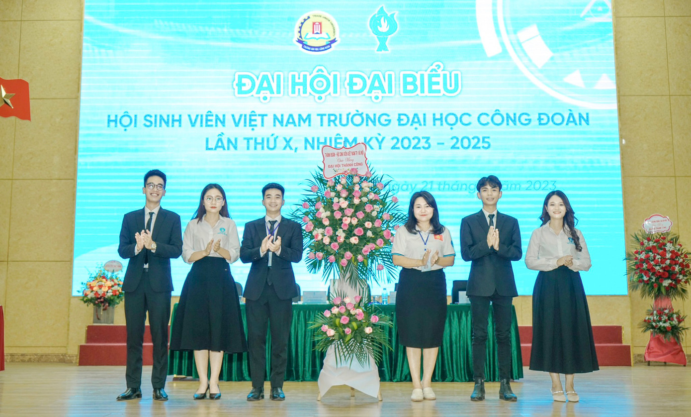 Chị Hoàng Thị Thanh Tâm - Phó Chủ tịch Hội Sinh viên TP. Hà Nội tặng hoa chúc mừng thành công của Đại hội. Chị Hoàng Thị Thanh Tâm - Phó Chủ tịch Hội Sinh viên TP. Hà Nội tặng hoa chúc mừng thành công của Đại hội.