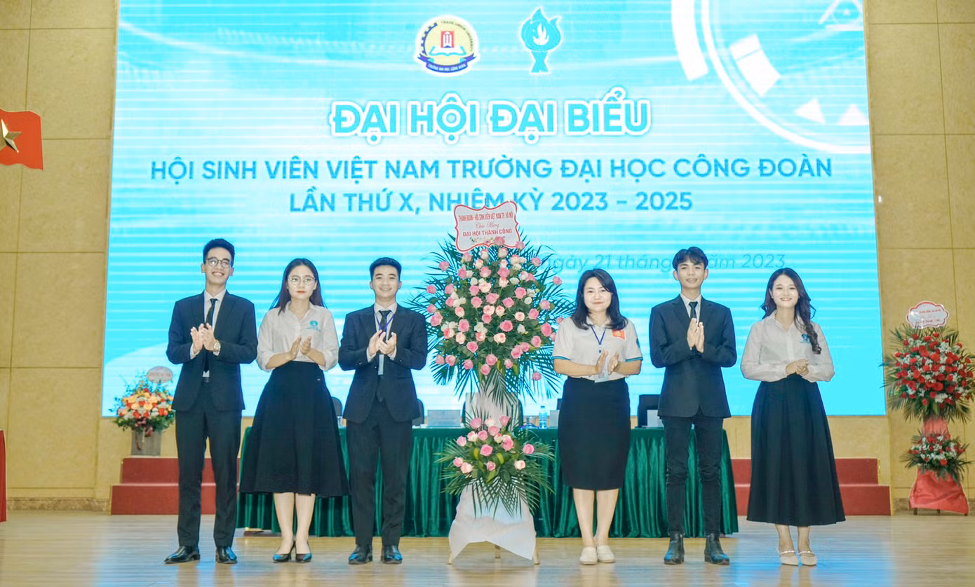 Chị Hoàng Thị Thanh Tâm - Phó Chủ tịch Hội Sinh viên TP. Hà Nội tặng hoa chúc mừng thành công của Đại hội.