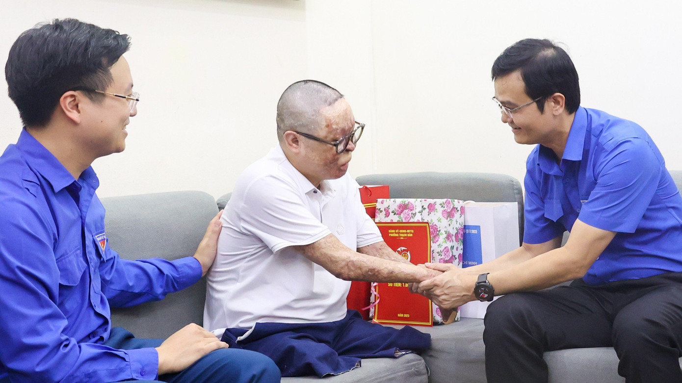 Ban Bí thư T.Ư Đoàn thăm, tặng quà Thượng úy Đinh Văn Dương. Ảnh: TRỌNG TÀI Ban Bí thư T.Ư Đoàn thăm, tặng quà Thượng úy Đinh Văn Dương. Ảnh: TRỌNG TÀI