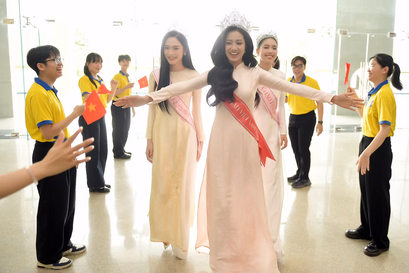Hà Trúc Linh trong vòng vây sinh viên.
