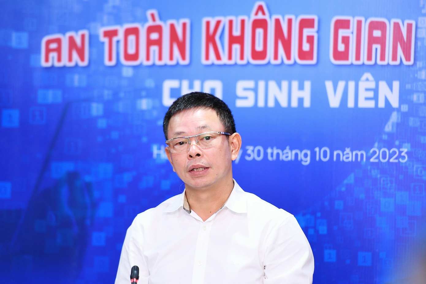 Nhà báo Phùng Công Sưởng, Phó Tổng Biên tập Báo Tiền Phong, phát biểu khai mạc toạ đàm. Nhà báo Phùng Công Sưởng, Phó Tổng Biên tập Báo Tiền Phong, phát biểu khai mạc toạ đàm.