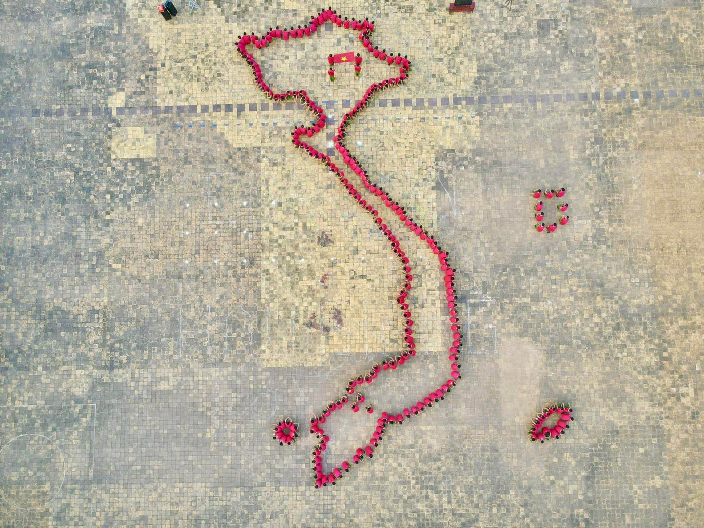 Theo anh Bùi Quang Huy - Ủy viên dự khuyết T.Ư Đảng, Bí thư thứ nhất T.Ư Đoàn, việc này không chỉ là treo một hình ảnh trong phòng làm việc, phòng sinh hoạt, nơi ở, mà hơn thế, nhìn vào bản đồ, ta thấy hình ảnh đất nước thu nhỏ, ta nhận thức rõ hơn về toàn vẹn lãnh thổ của Tổ quốc, từ đó thắp lên trong tim ta ý thức trách nhiệm về bảo vệ chủ quyền.