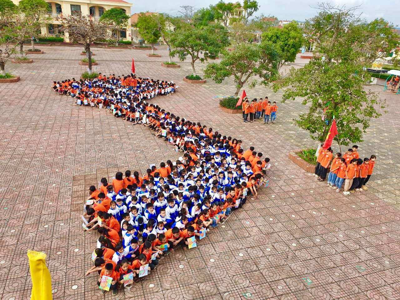 “Mỗi tấm bản đồ được treo, nhiều cán bộ đoàn, đoàn viên sẽ hiểu hơn về những chỉ dẫn địa lý của đất nước, về những địa danh gắn liền với lịch sử hàng ngàn năm dựng nước và giữ nước của dân tộc", anh Bùi Quang Huy nói.