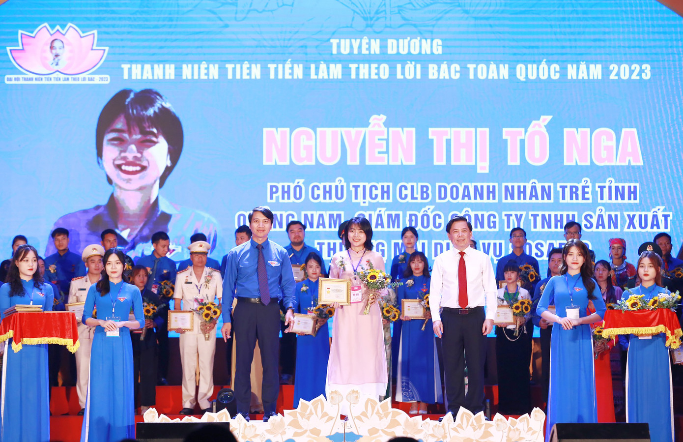 Các đại biểu trao giấy chứng nhận thanh niên tiên tiến làm theo lời Bác. Các đại biểu trao giấy chứng nhận thanh niên tiên tiến làm theo lời Bác.