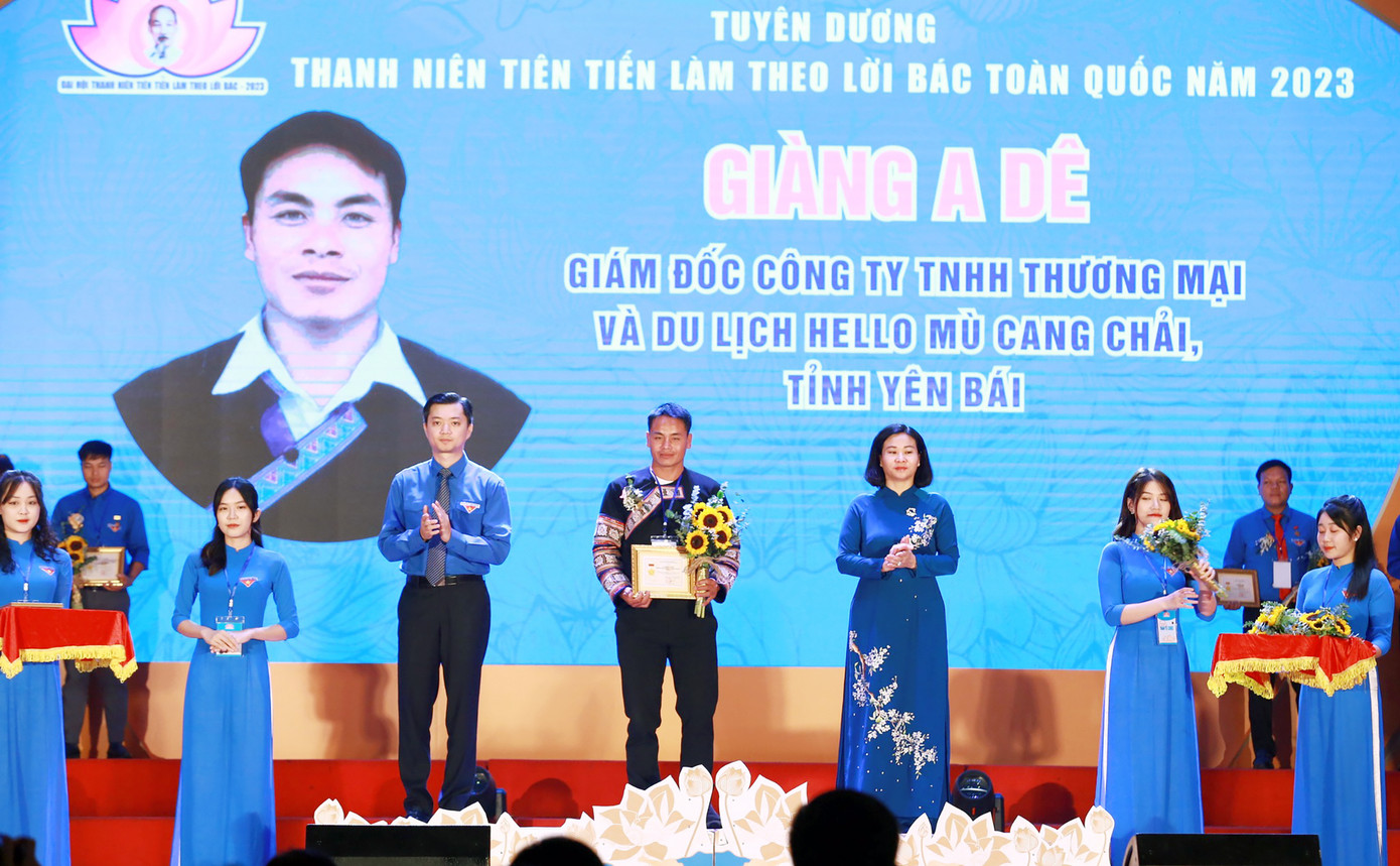Các đại biểu trao giấy chứng nhận thanh niên tiên tiến làm theo lời Bác. Các đại biểu trao giấy chứng nhận thanh niên tiên tiến làm theo lời Bác.