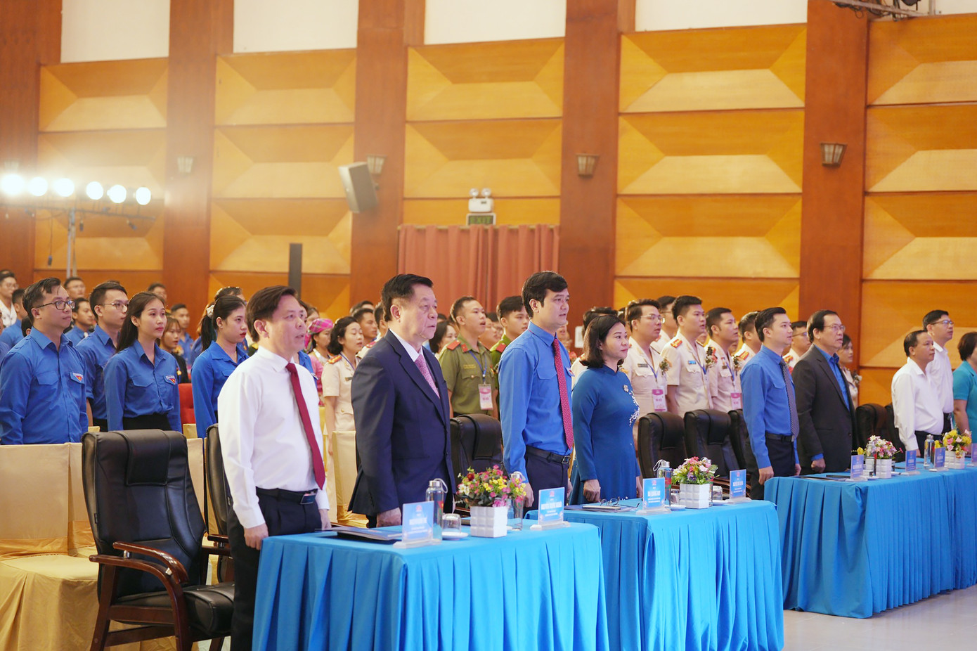 Các đại biểu tham dự chương trình. Các đại biểu tham dự chương trình.