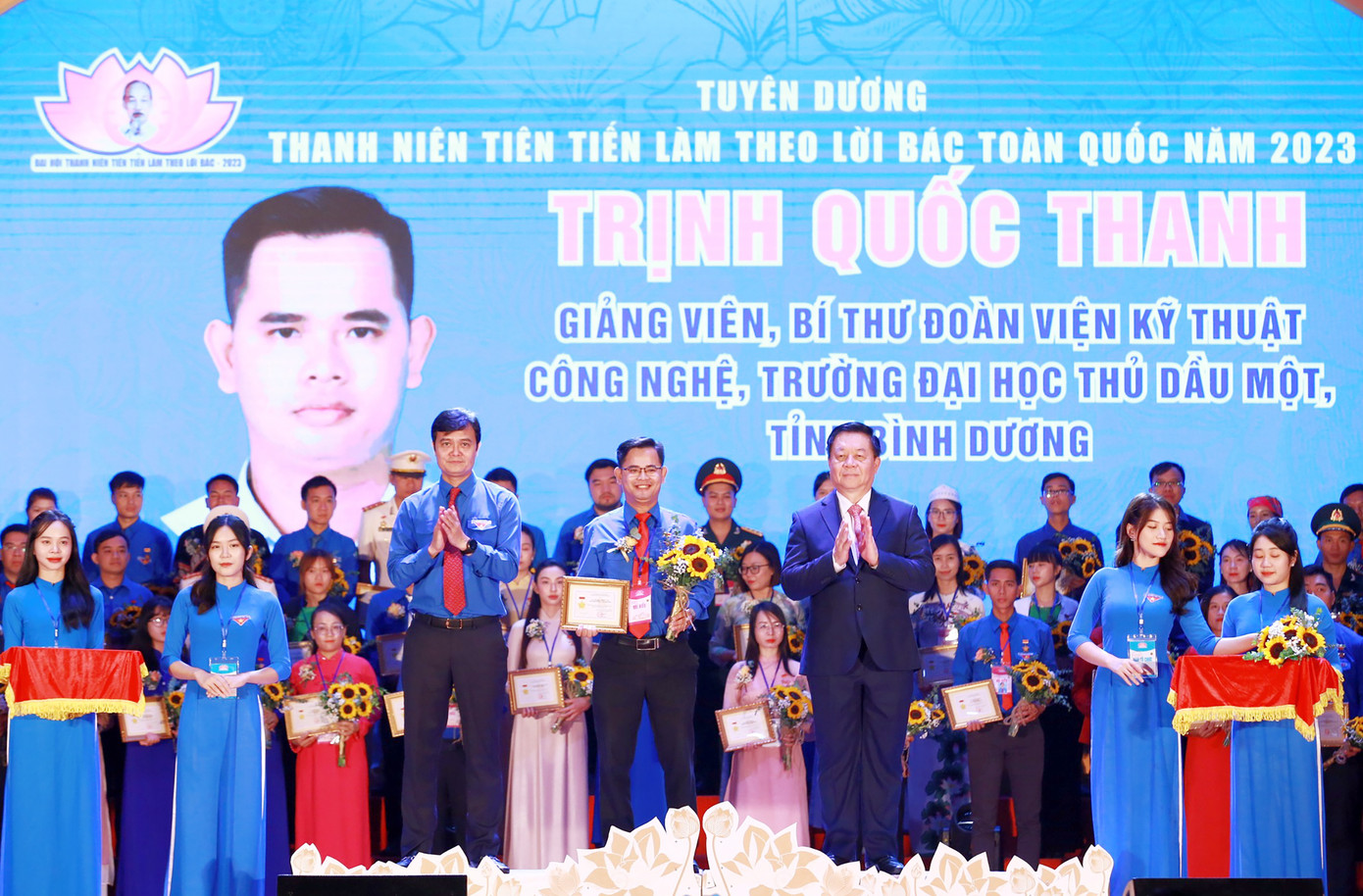 Các đại biểu trao giấy chứng nhận thanh niên tiên tiến làm theo lời Bác. Các đại biểu trao giấy chứng nhận thanh niên tiên tiến làm theo lời Bác.