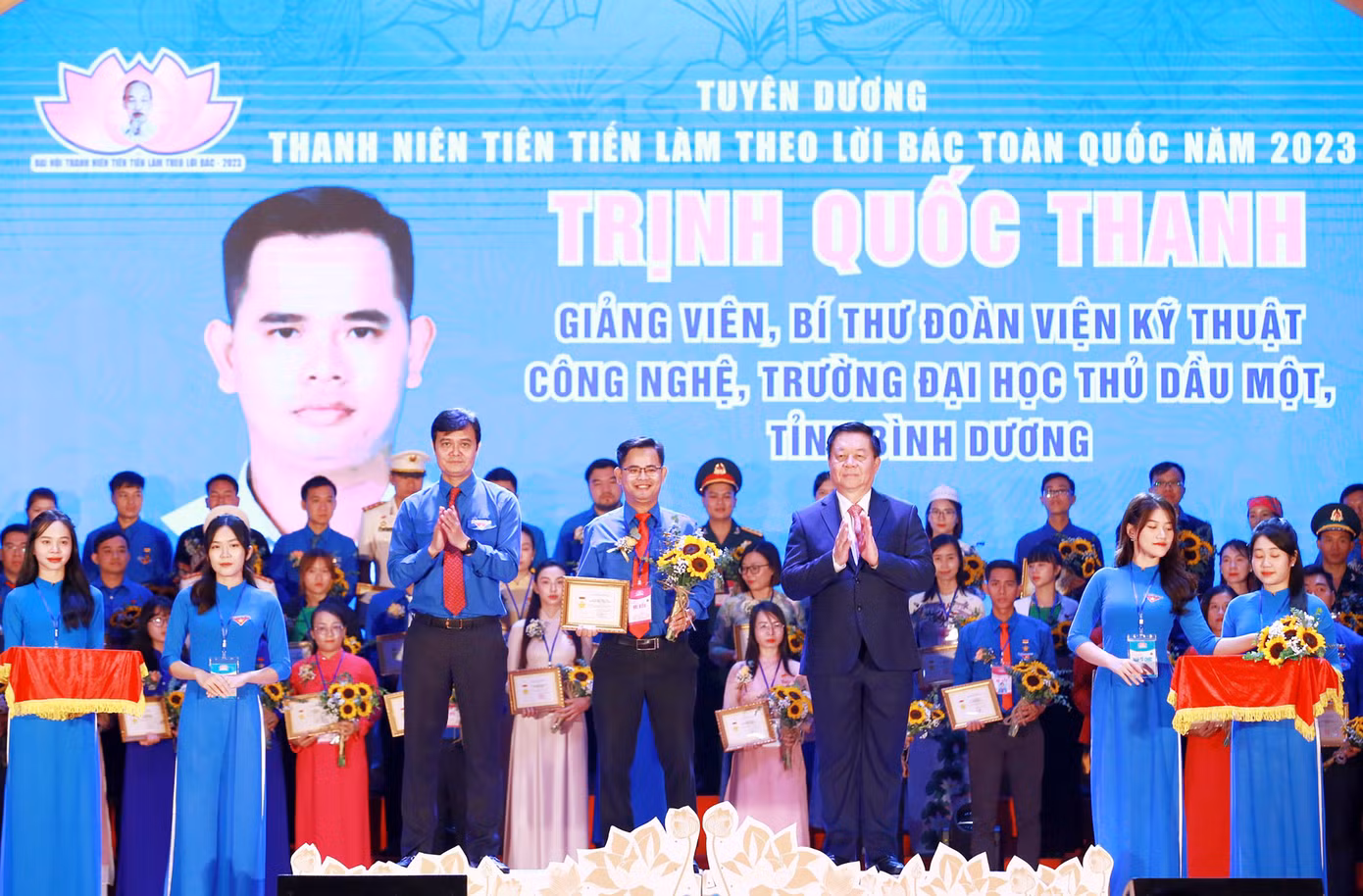 Các đại biểu trao giấy chứng nhận thanh niên tiên tiến làm theo lời Bác.