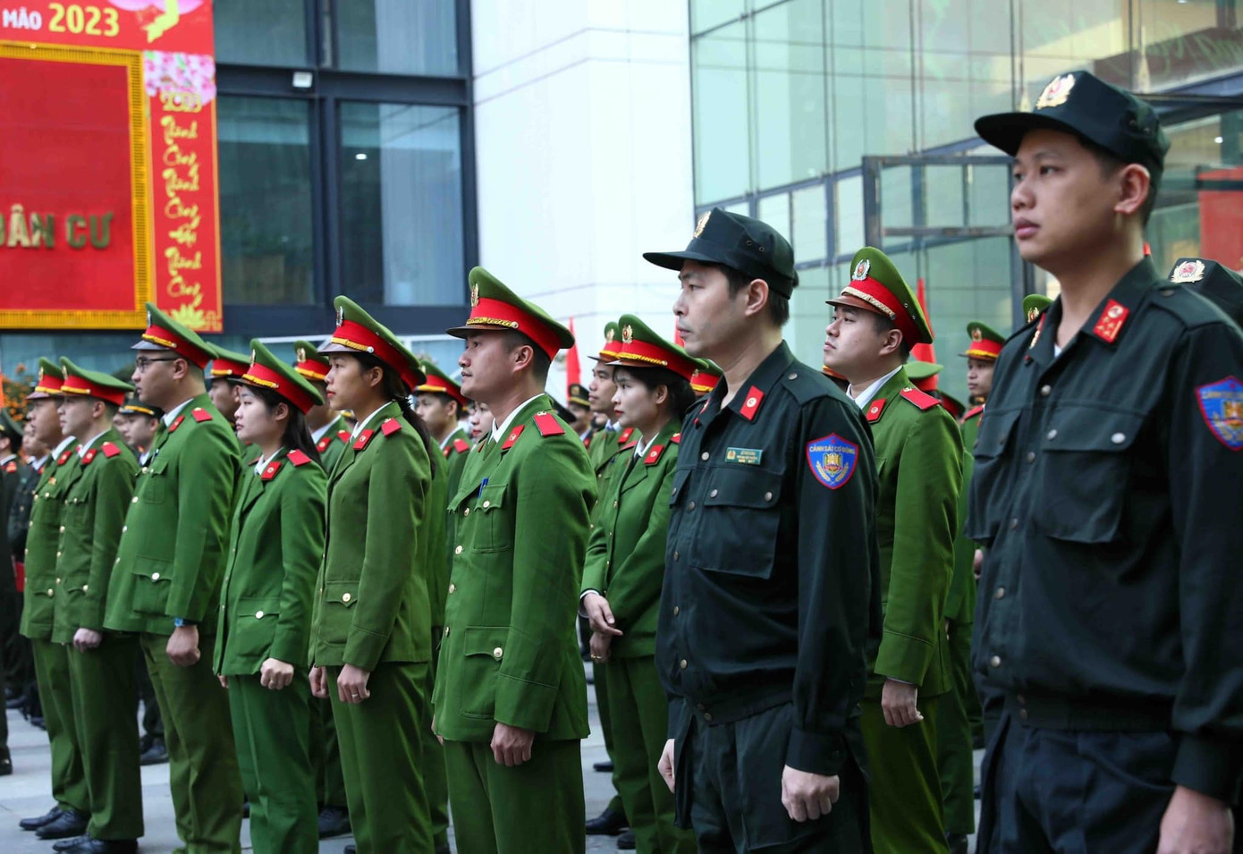 Đông đảo đoàn viên, cán bộ, chiến sĩ CAND tham gia lễ phát động chương trình.