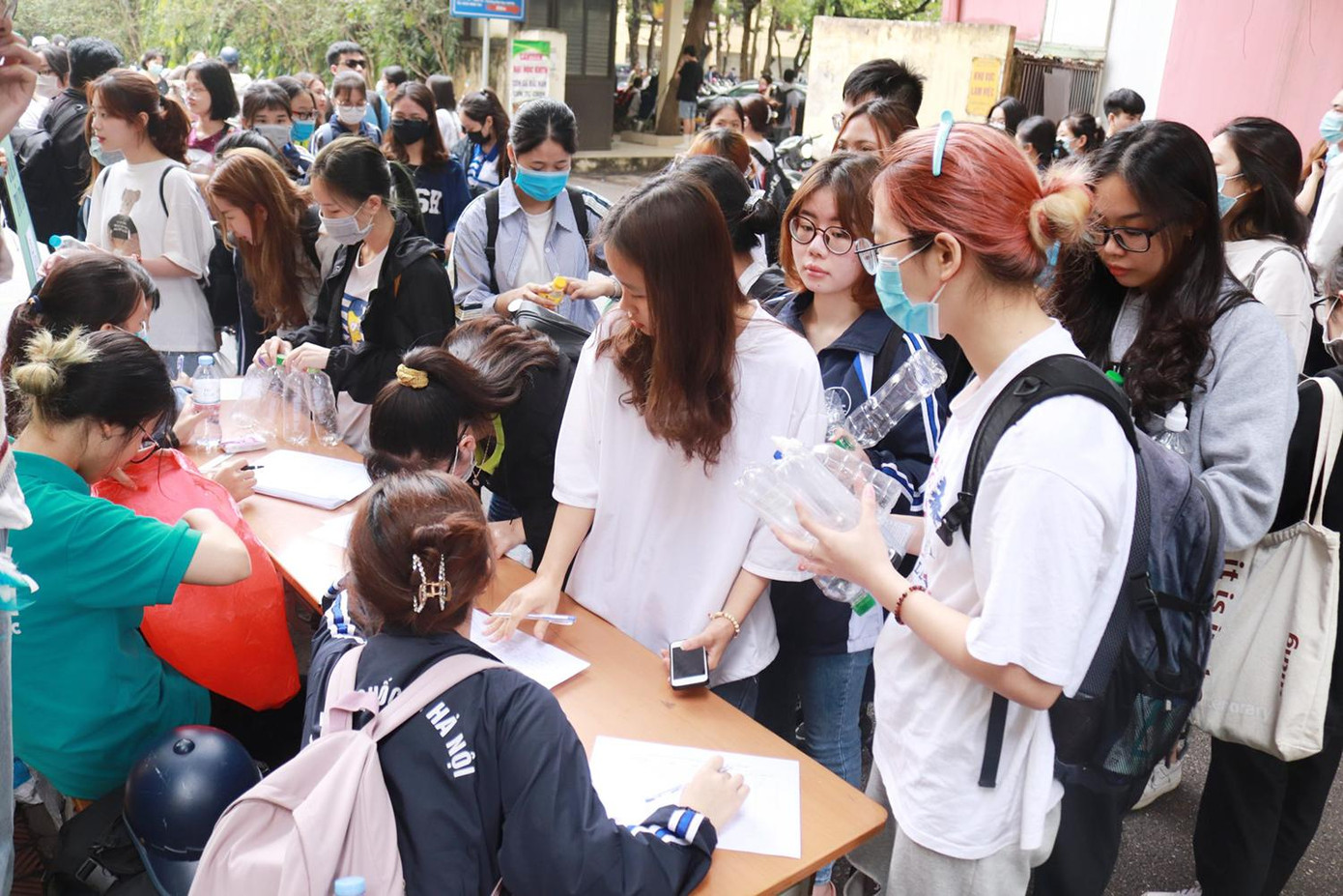 Hình ảnh sinh viên Nhân văn tại điểm tập kết, thu gom vỏ chai nhựa. Hình ảnh sinh viên Nhân văn tại điểm tập kết, thu gom vỏ chai nhựa.