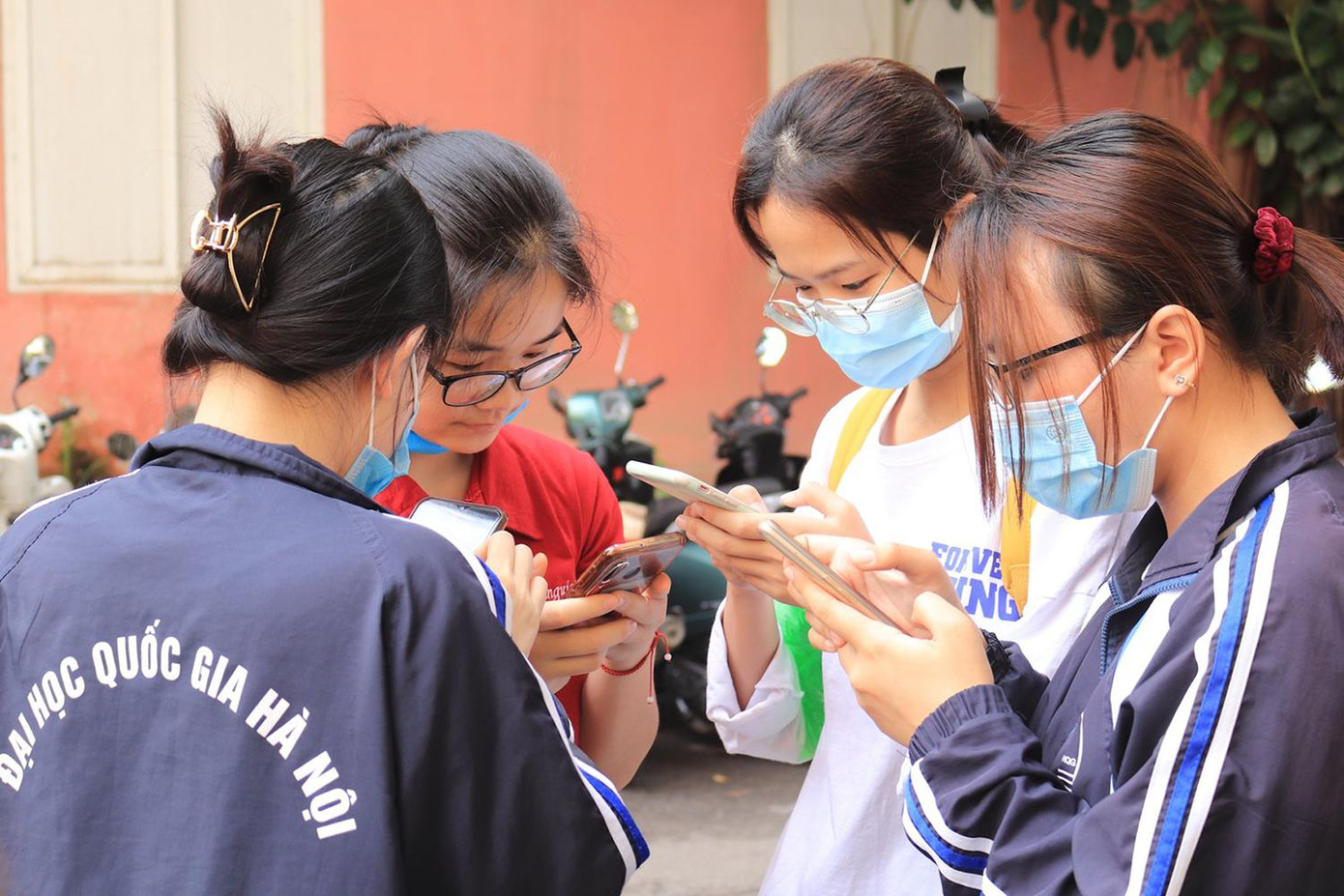 Sinh viên Nhân văn háo hức tỏ tình tại “Trạm tỏ tình”. Sinh viên Nhân văn háo hức tỏ tình tại “Trạm tỏ tình”.