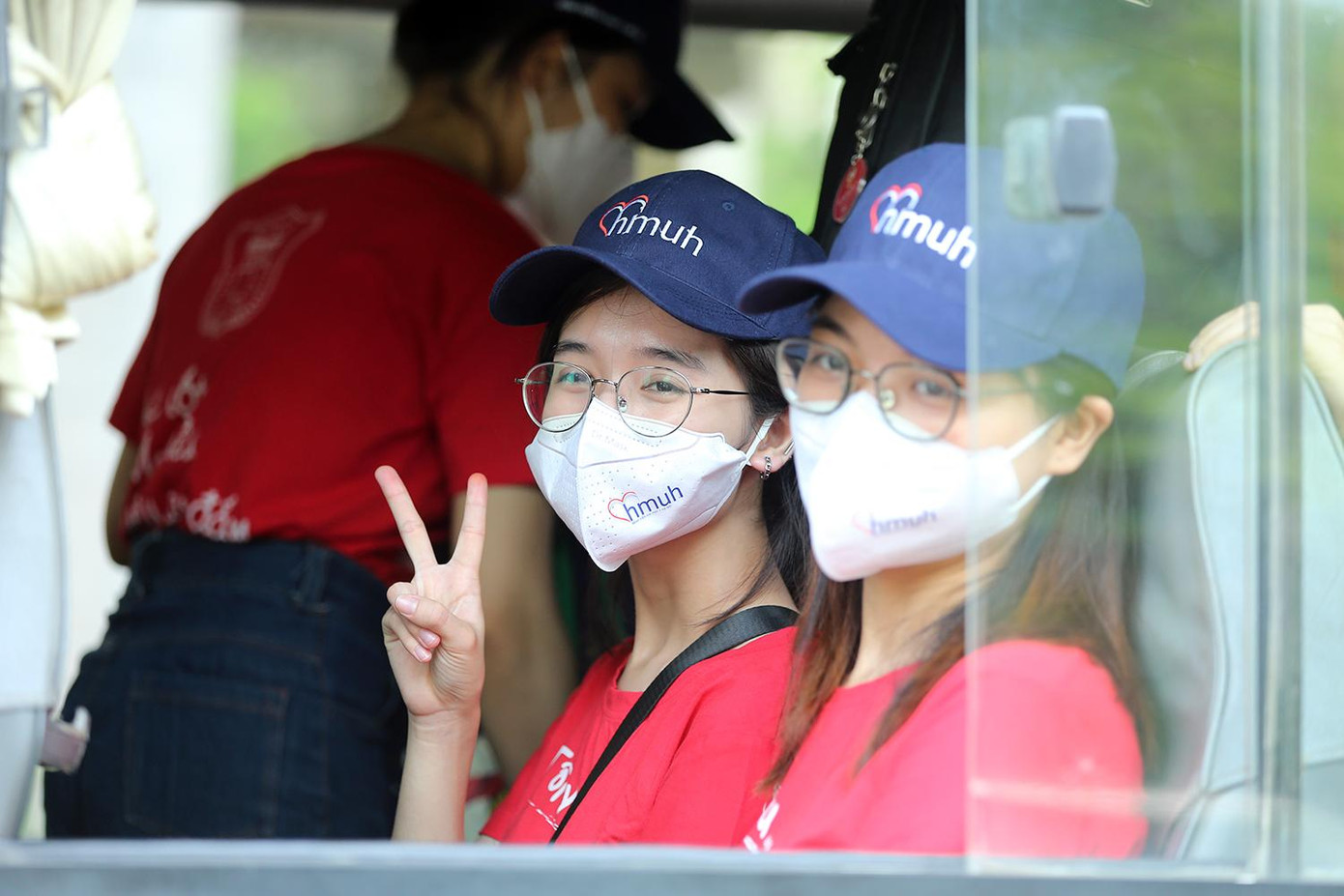 Nhiều bạn sinh viên đã sẵn sàng các tư trang để cho chuyến đi đặc biệt.