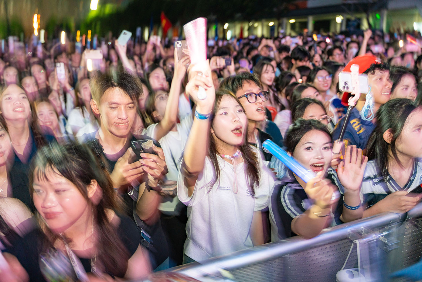 Loạt hình ảnh những khoảnh khắc đắm chìm và vỡ òa cảm xúc của khán giả trong đêm nhạc COLORSTORM 2025.