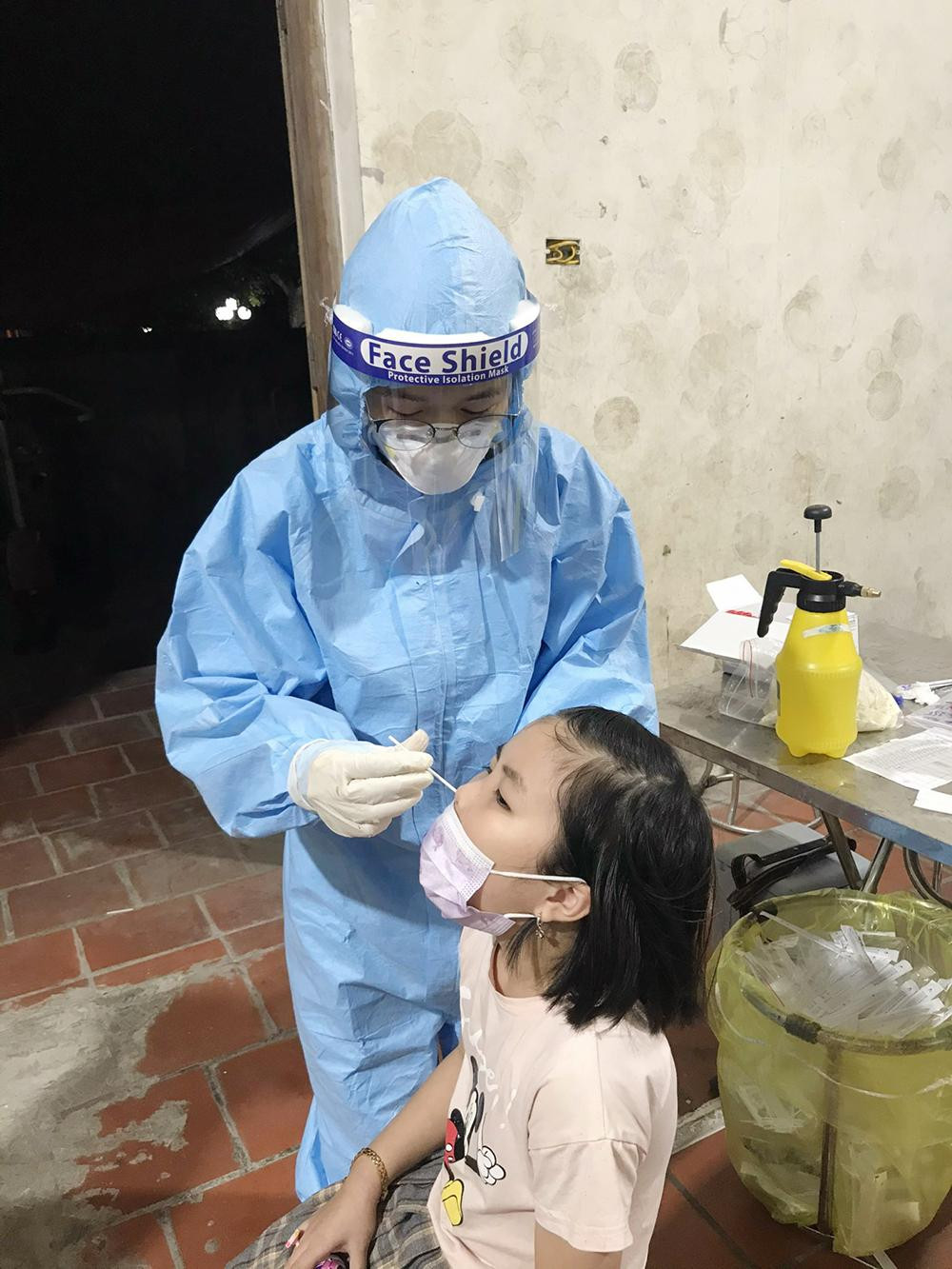 Dưới thời tiết nắng nóng, các cán bộ y tế luôn cố gắng hoàn thành tốt nghiệm vụ.